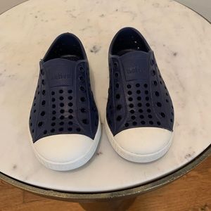 Native kids Jefferson navy blue white waterproof rubber slip on shoes. Size 7